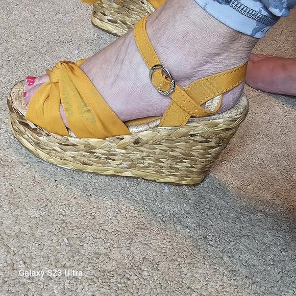 Buckled Wedge Platform Sandle size 6. - Picture 9 of 14